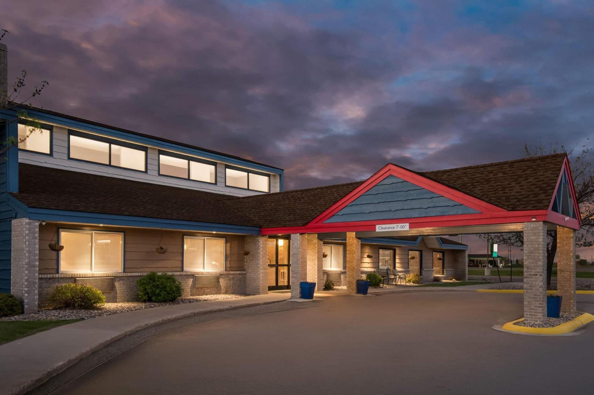 Americinn By Wyndham U Of M Hotel 3*